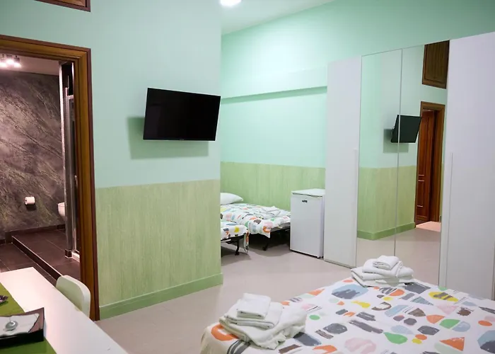 לינה וארוחת בוקר On The Rainbow 4*